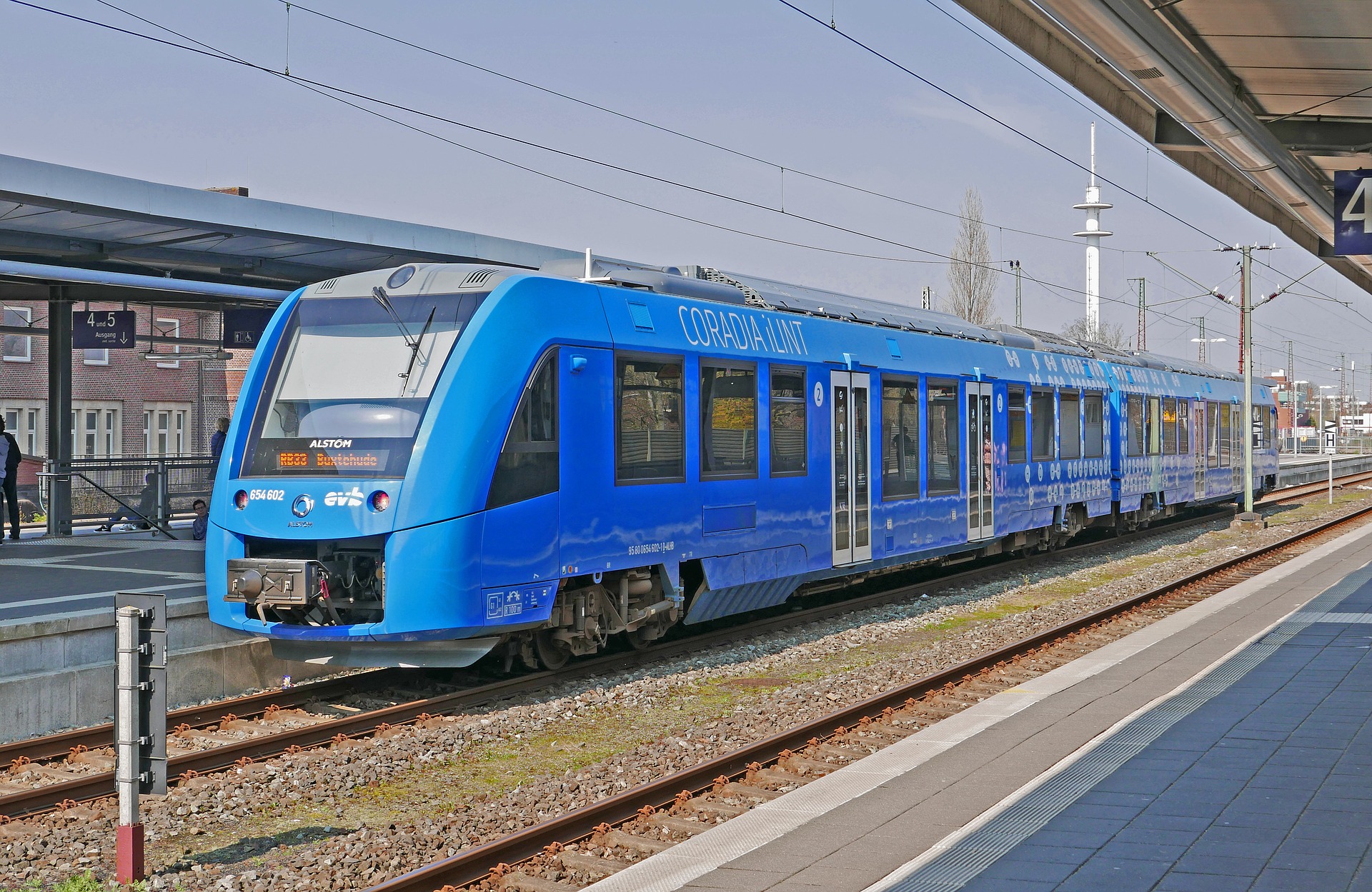 Alstom's Coradia iLint, the world's first hydrogen train, in operation
