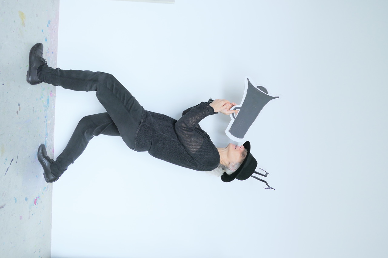 Insektenfrau mit Megafon