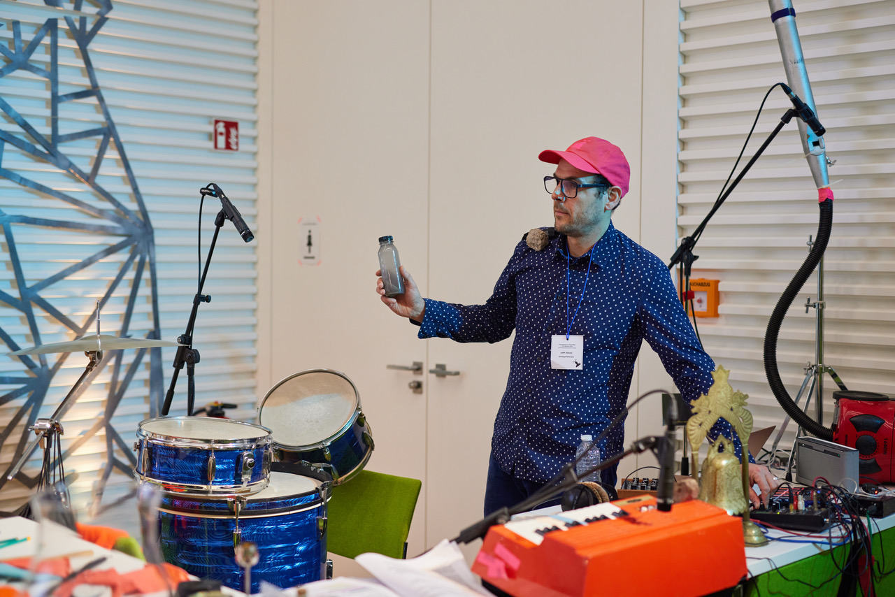 Soundmaker Christoph nebst Klangarsenal bei der Sitzung des Klimaparlaments Rhein-Main