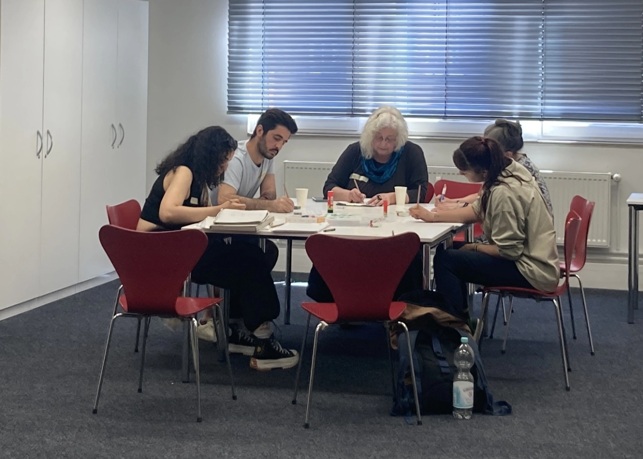 Teilnehmer:innen beim Schreibworkshop im Klimaparlament 2024 in Hamburg.