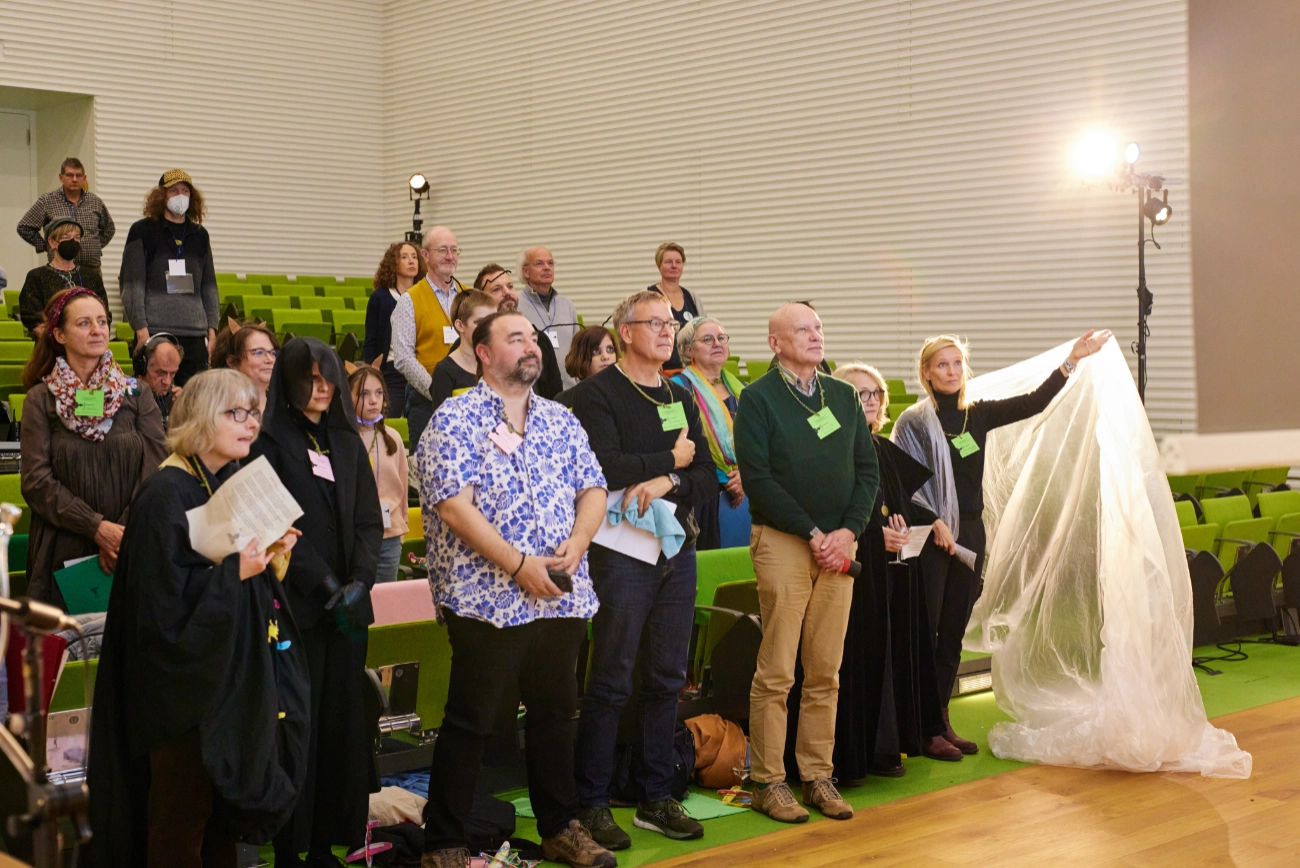 Die Klimaparlamentarier RheinMain, stehend zur Hymne