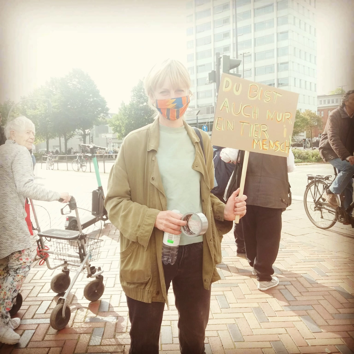 Eine Klimaparlament-Aktivistin auf einer Demonstration: "Du bist auch nur ein Tier, Mensch!"