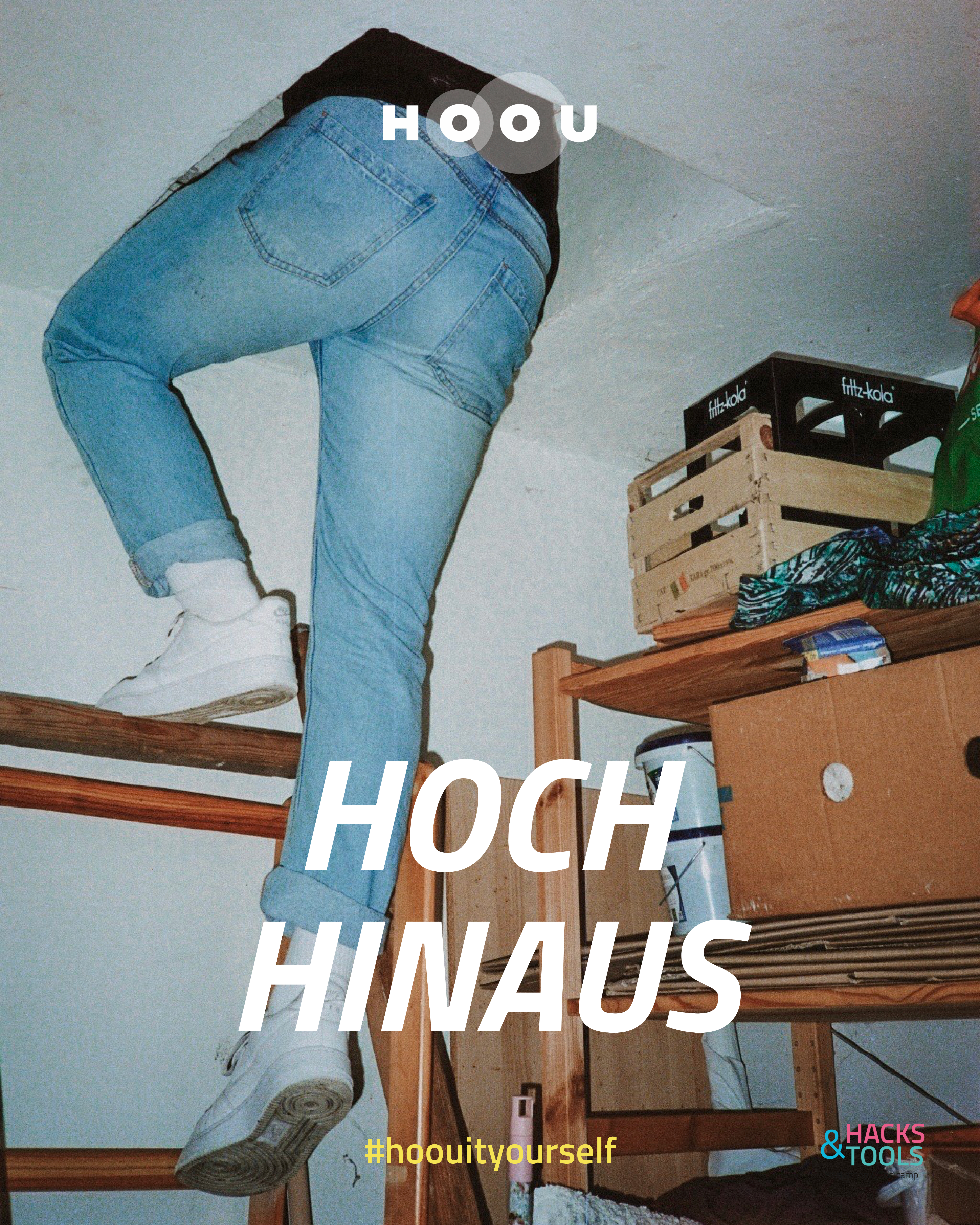 Foto von jemanden, der eine Leiter zum Dachboden hochsteigt, es sind nur die Beine sichtbar; der Text darunter: "Hoch Hinaus"