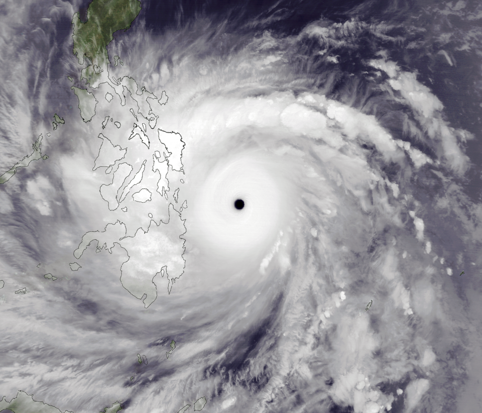 Ein Bild vom Supertaifun Haiyan. Zu sehen ist ein tropischer Wirbelsturm mit spiralförmigen Wolkenbändern und einem wolkenfreien Auge in der Mitte