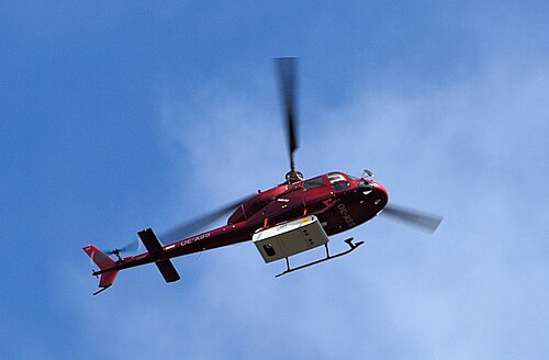 Hubschrauber mit Lidar an ihm befestigt macht.