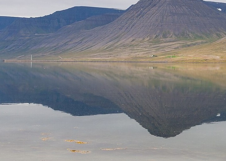 Das Bild zeigt eine spiegelglatte Wasseroberfläche