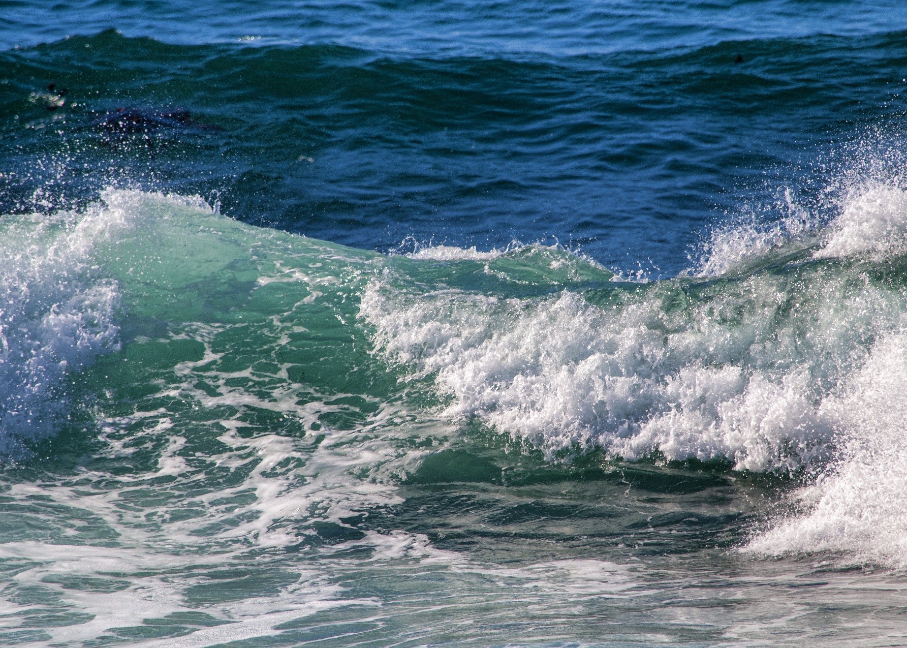 Das Bild zeigt eine kleinere Welle, die bricht