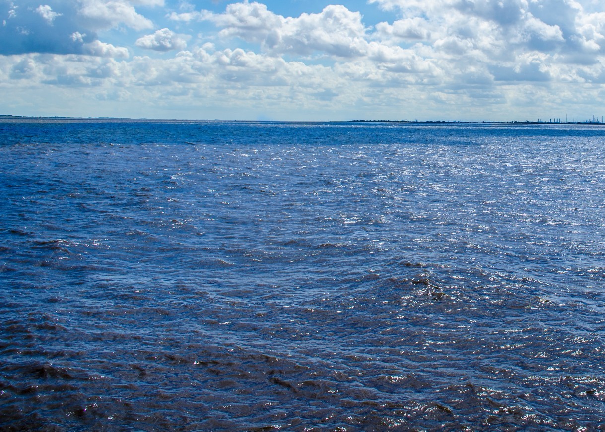 Das Bild zeigt ein Meer mit leichten Wellen, aber ohne Schaum