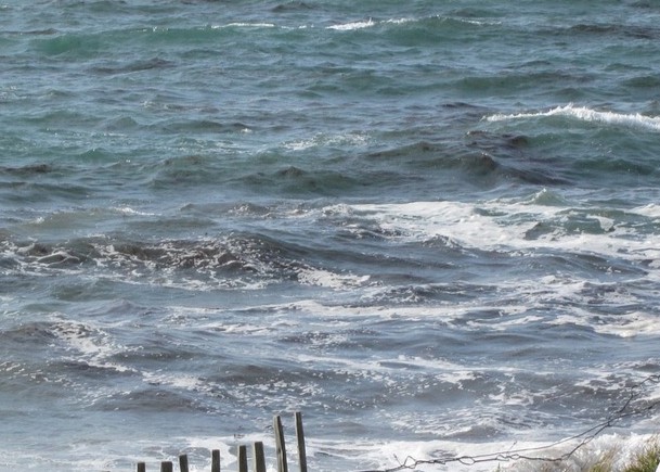 Das Bild zeigt das Meer mit größeren schämenden Wellen