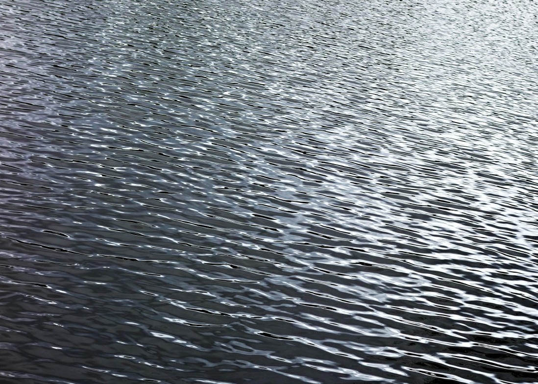Das bild zeigt eine Wasseroberfläche mit kurzen wellen