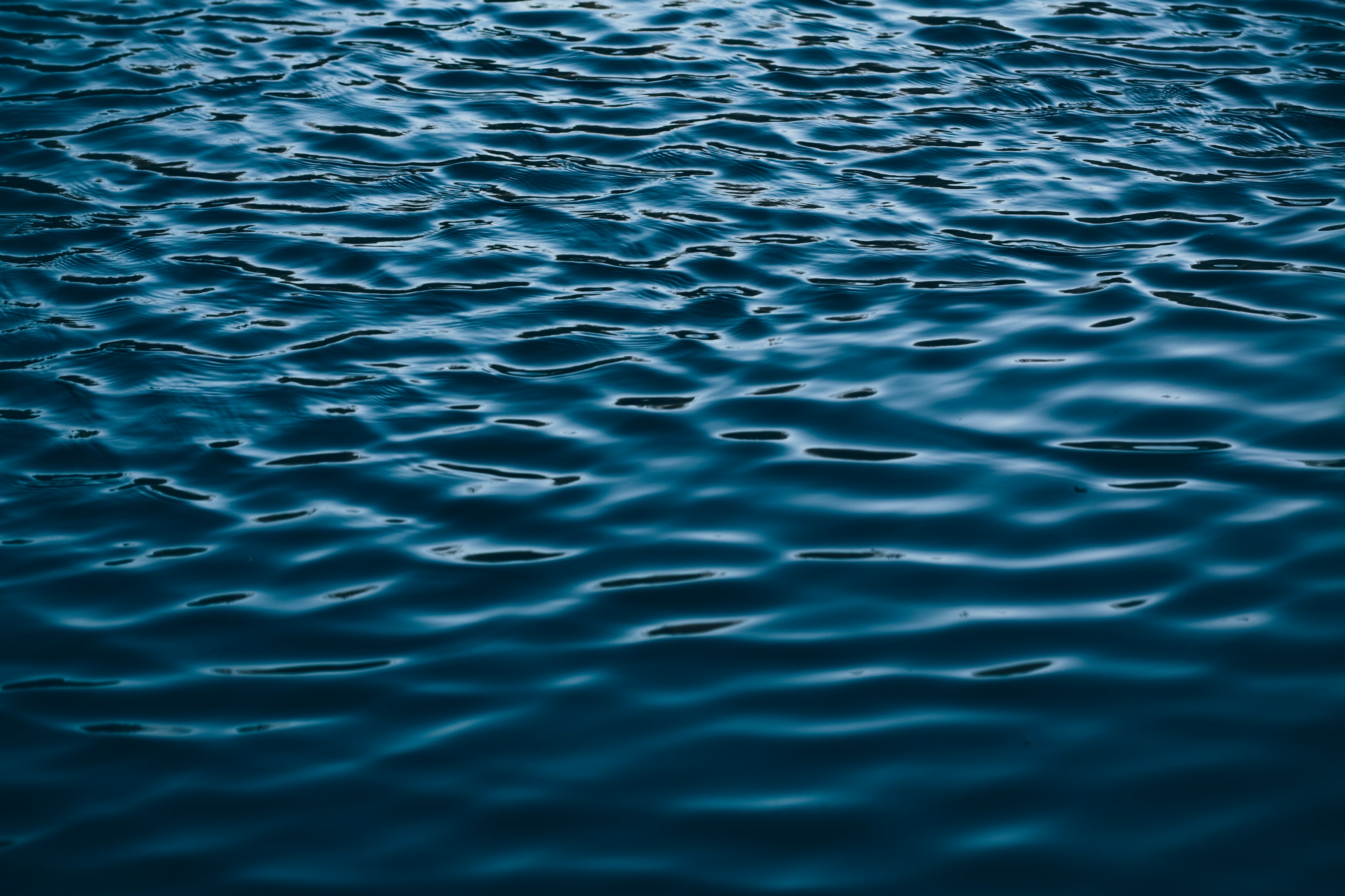 Foto eine dunklen Wasseroberfläche